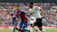 Pemain Manchester United, Anthony Martial, saat berusaha melewati bek Crystal Palace, Joel Ward (kanan), pada pertandingan final Piala FA, di Stadion Wembley, Sabtu (21/5/2015). (AFP/Adrian Dennis). 