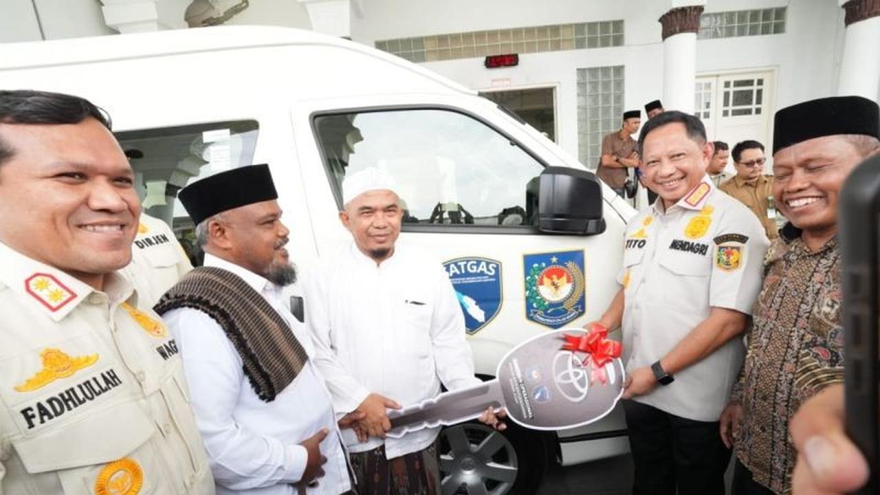 Mendagri Tito Karnavian Serahkan Bantuan Mobil Operasional untuk Masjid Raya Baiturrahman Aceh