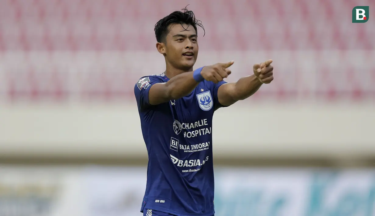 Bek PSIS Semarang, Pratama Arhan melakukan selebrasi usai mencetak gol ketiga ke gawang Persikabo 1973 lewat eksekusi penalti dalam laga matchday ke-2 Grup A Piala Menpora 2021 di Stadion Manahan, Solo, Kamis (25/3/2021). PSIS menang 3-1 atas Persikabo 1973. (Bola.com/Arief Bagus)