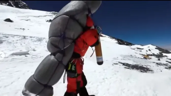 <p>Gelje Sherpa, seorang pemandu di Gunung Everest. Ia menyelamatkan pria Malaysia yang nyaris meninggal saat mendaki Everest. Dok: Instagram @gelje_sherpa_</p>