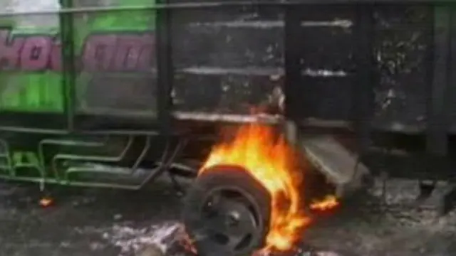 [VIDEO] Truk Pengangkut Sapi Curian Dibakar Massa di Lumajang