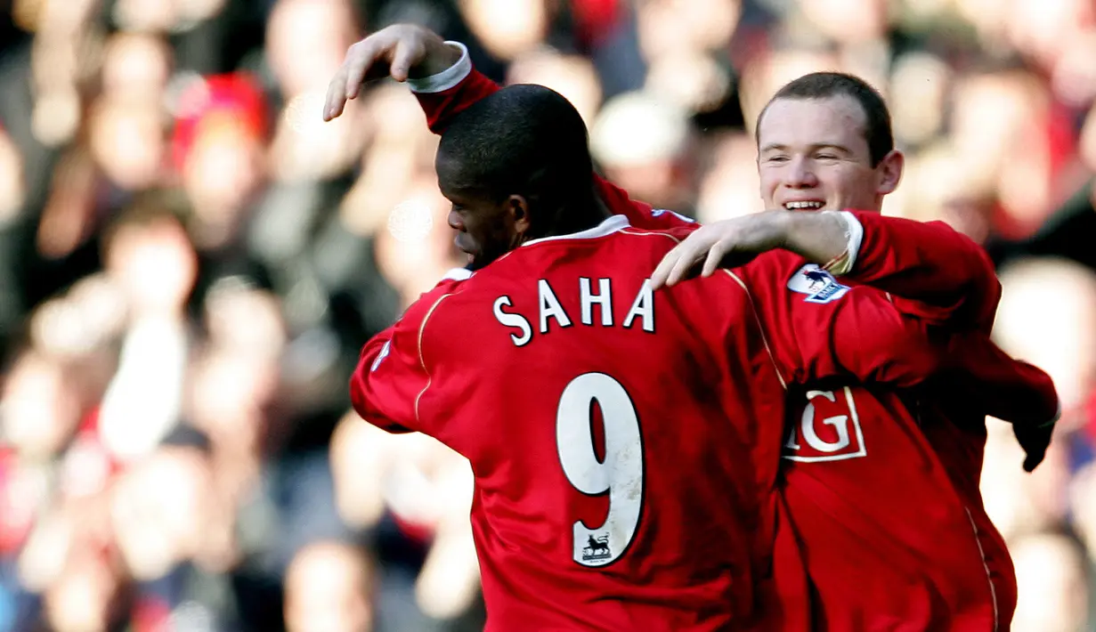 Louis Saha (kiri) merupakan salah satu pemain Manchester United yang menggunakan jersey bernomor Sembilan di Skuat Setan Merah dari tahun 2004 hingga 2008.  (AFP/Paul Ellis)