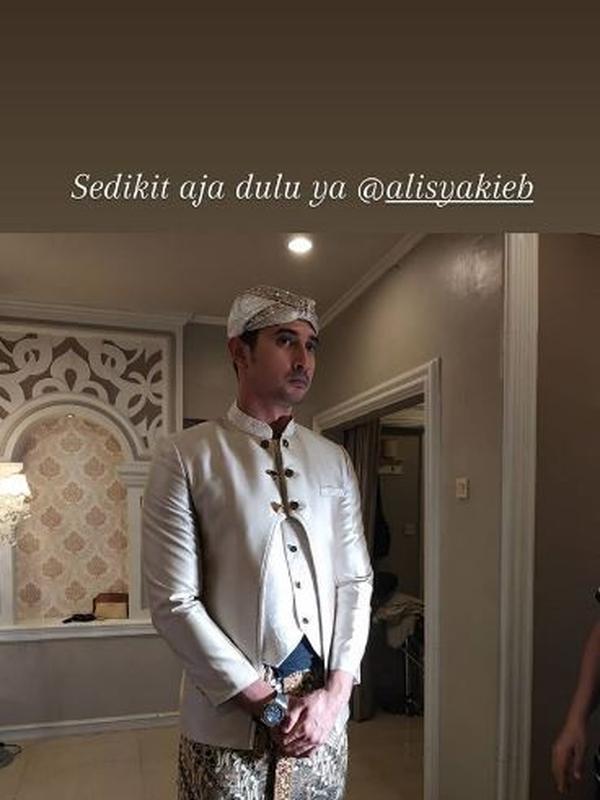Momen Ali Syakieb Fitting Baju Pengantin. (Sumber: Instagram/@ivankicuk)