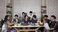 Boygroup asal Korea Selatan, WayV Diajarin Ngulek Sama Sarwendah. (Dok" YouTube Onsu Family)