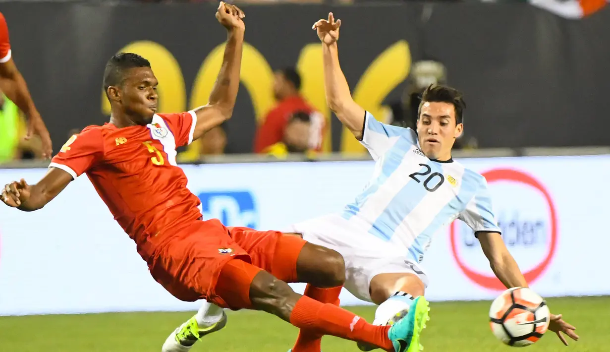 Bek Panama Roderick Miller berebut bola dengan gelandang Argentina, Nicolas Gaitan pada pertandingan Copa America Centenario grup D di Chicago, Amerika Srikat, (11/6). Argentina menang besar atas Panama 5-0. (Mike DiNovo-USA TODAY Sports)