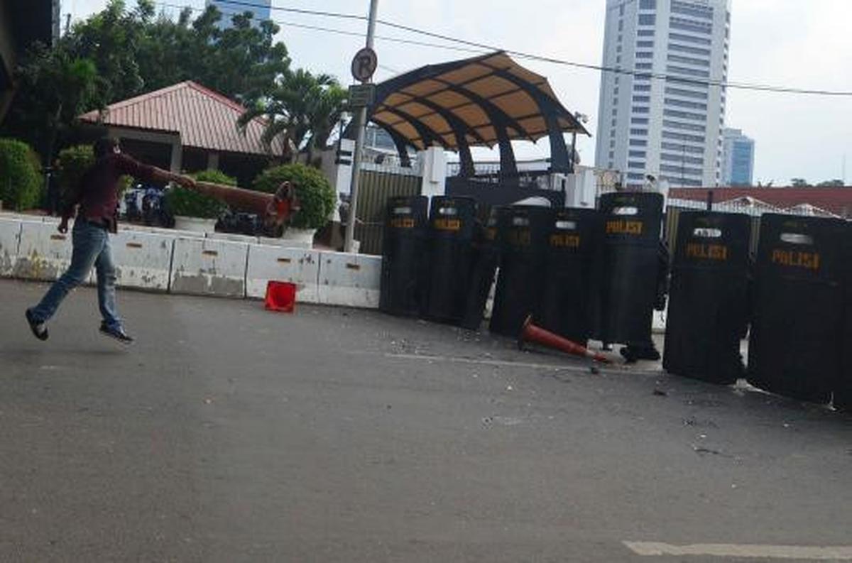 HMI terlibat bentrok dengan polisi di depan Kedubes AS
