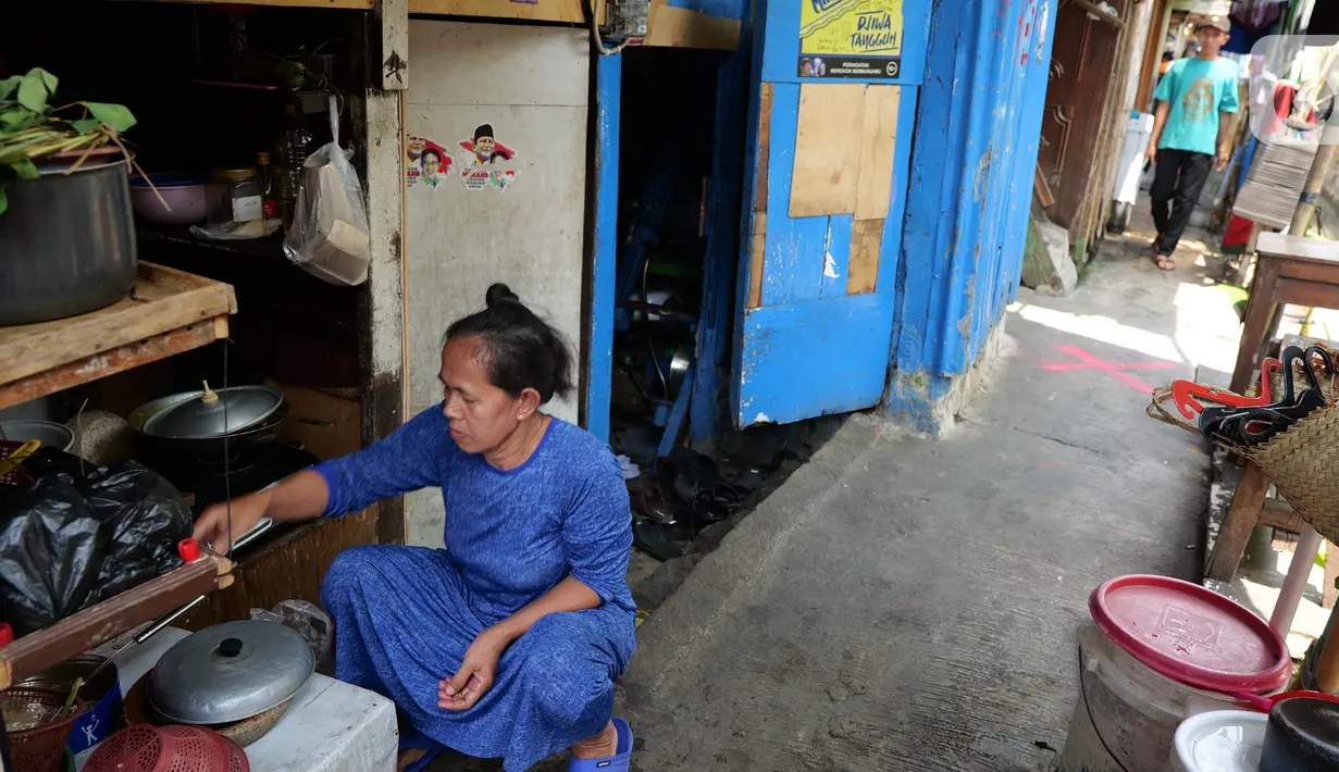 Aktivitas warga yang tinggal di Gang Sekretaris, RT 015/RW 007 Tanjung Duren Utara, Jakarta Barat , Selasa (8/10/2019). Warga di kawasan itu tidak memiliki septic tank sehingga limbah hasil BAB langsung mengalir ke kali yang bersebelahan dengan tempat tinggal. (Liputan6.com/Herman Zakharia)