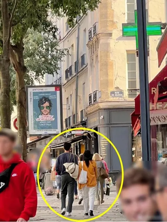 <p>Shin Min Ah dan Kim Woo Bin jalan berdampingan. (Foto: @ixww99 on Weibo via Allkpop)</p>