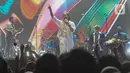 Penonton yang memenuhi Istora Senayan seakan ber'karaoke' bersama ketika Katon Bagaskara cs membawakan lagu-lagu tersebut. (Liputan6.com/Herman Zakharia)