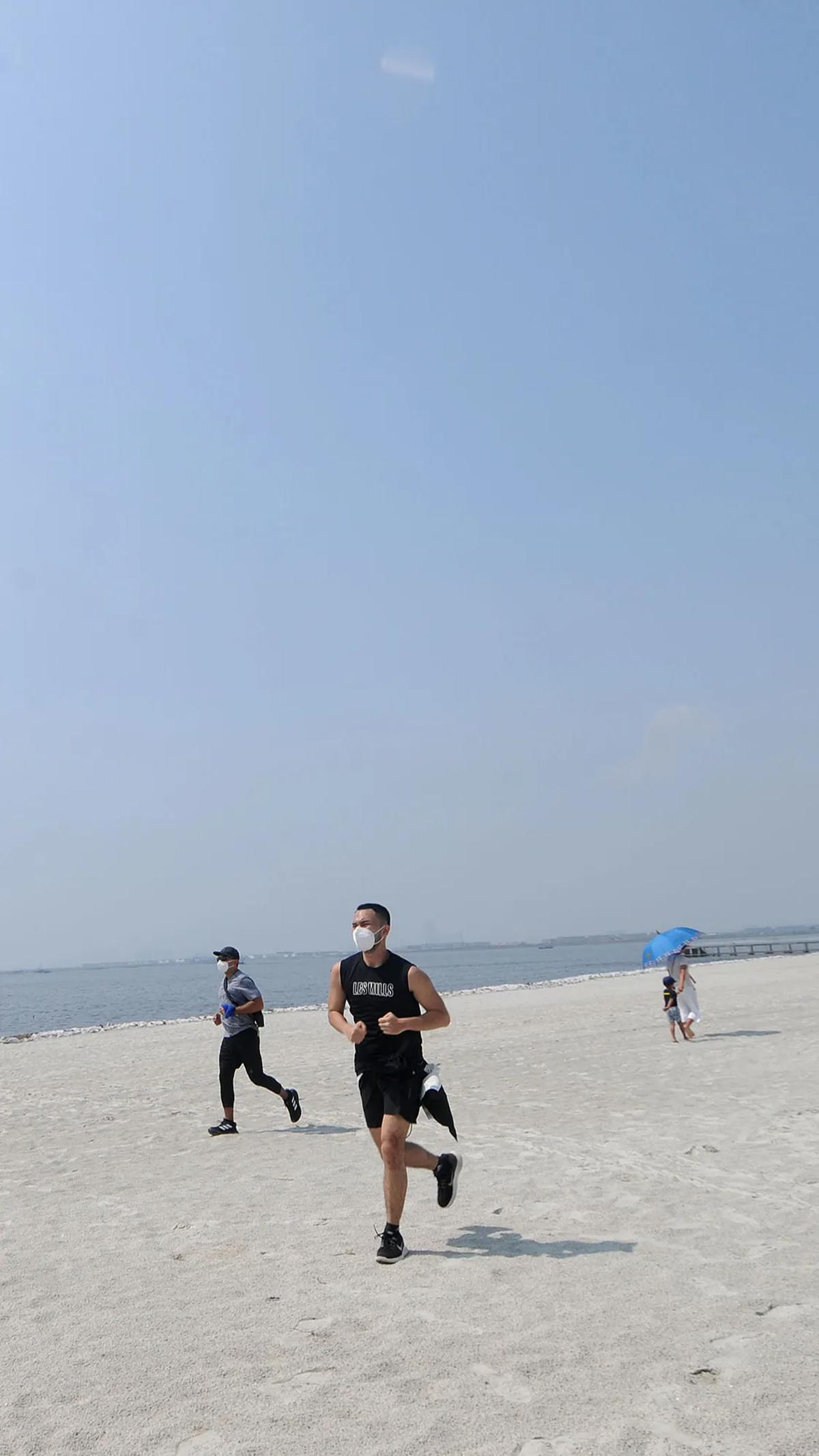 Di sana, pengunjung bisa bersepeda santai atau jogging di sekitarnya.