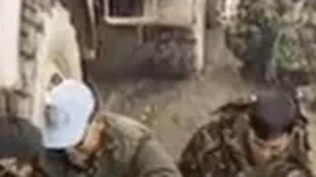 Potret Lawas Pasukan TNI Tugas di Perang Bosnia-Serbia Era 90-an, Ada Momen Asyik Masak & Makan Mi Rebus di Pinggir Jalan