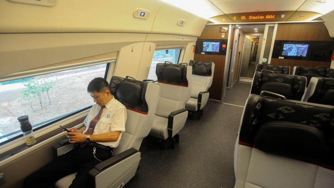 "Kegiatan uji coba operasional ini memberikan kesempatan kepada masyarakat merasakan pengalaman menggunakan kereta api dengan kecepatan tinggi hingga 350 km per jam," <br>