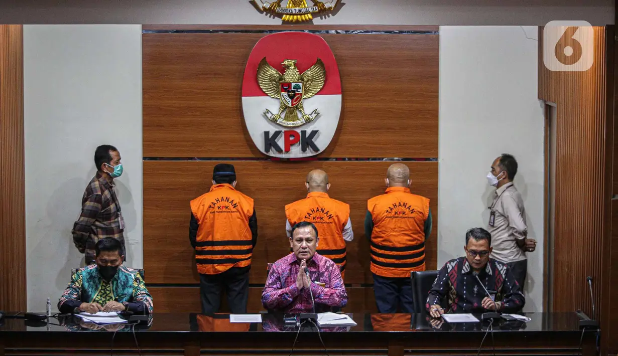 Ketua KPK Firli Bahuri memberikan keterangan Operasi Tangkap Tangan (OTT) Wali Kota Bekasi, Rahmat Effendi di Gedung KPK, Jakarta, Kamis (6/1/2022). Sebanyak 9 tersangka dihadirkan termasuk Wali Kota Bekasi, Rahmat Effendi usai Operasi Tangkap Tangan (OTT). (Liputan6.com/Faizal Fanani)