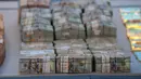 Barang bukti uang ratusan miliar rupiah di Mapolda Metro Jaya, Jakarta, Jumat (10/7/2026). (KLY/ Budi Santoso)