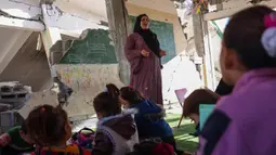 Agresi militer Israel yang tanpa henti di wilayah Gaza telah menghancurkan berbagai bangunan, termasuk sekolah-sekolah. (Bashar TALEB/AFP)