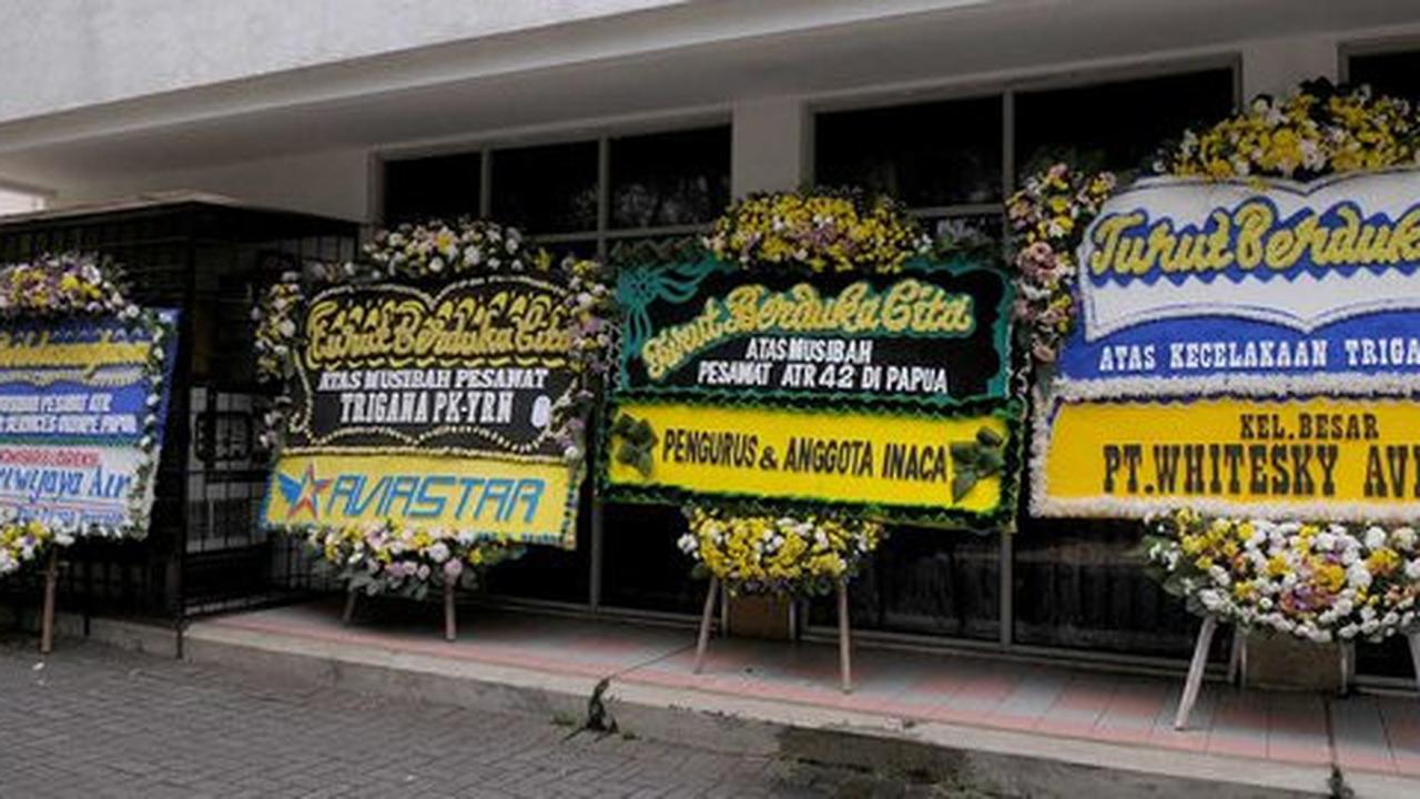 Karangan bunga ucapan bela sungkawa penuhi kantor Trigana Air