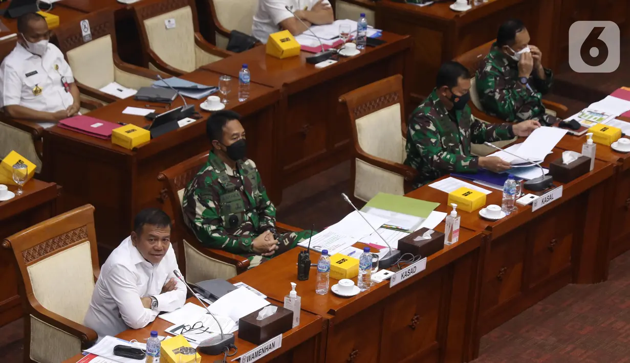 Wamenhan RI M. Herindra (kiri) bersama KSAD Jenderal TNI Andika Perkasa (kedua kiri) saat rapat dengar pendapat (RDP) dengan Komisi I DPR RI di Kompleks Parlemen, Jakarta, Senin (31/5/2021). RDP membahas Perkembangan MEF Tahap III Tahun 2020-2024. (Liputan6.com/Angga Yuniar)