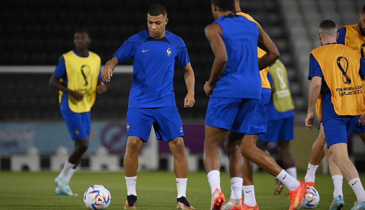 Penyerang #10 Prancis Kylian Mbappe (Tengah) dan rekan satu timnya mengikuti sesi latihan di Stadion Al Sadd SC di Doha, Jumat (9/12/2022). Partai sengit akan tersaji di babak 8 Besar Piala Dunia 2022 antara Timnas Inggris menghadapi Prancis akan digelar pada Minggu (11/12) dini hari WIB di Al-Bayt Stadium. (FRANCK FIFE / AFP)