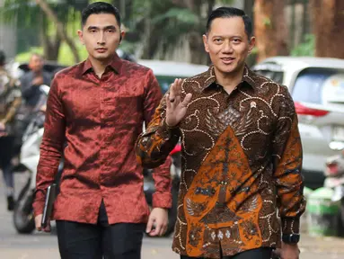Agus Harimurti Yudhoyono, yang lebih dikenal sebagai AHY, diusulkan sebagai calon menteri dalam kabinet Prabowo Subianto. Saat AHY adalah menjabat sebagai Menteri Agraria dan Tata Ruang sekaligus Kepala Badan Pertanahan Nasional sejak 21 Februari 2024. Ia juga menjabat sebagai Ketua Umum Partai Demokrat sejak tahun 2020. (Liputan6.com/Herman Zakharia)