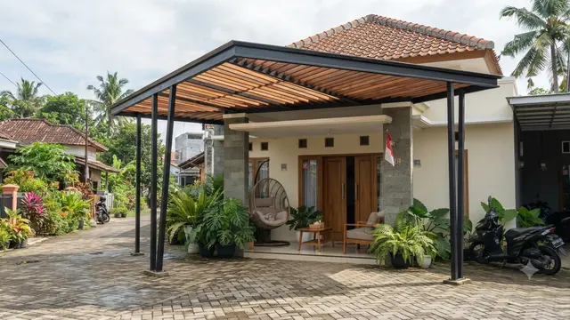 Pergola Baja Tipis yang Sedang Tren Model Kimbinasi dengan Kayu