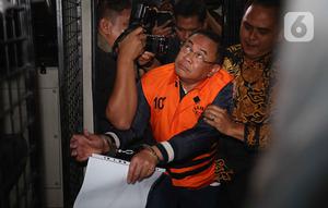 Bupati Pati, Sudewo dikawal petugas sesaat memasuki ke dalam mobil tahanan usai menjalani pemeriksaan intensif di Gedung Merah Putih Komisi Pemberantasan Korupsi (KPK), Jakarta, Selasa (20/1/2026). (Liputan6.com/Helmi Fithriansyah)