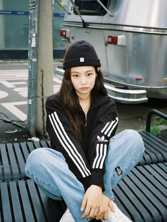 Gaya sporty Jennie BLACKPINK dengan jaket dan beanie. Jangan lupa kenakan sneakers putih biar makin trendy! (Instagram/jennierubyjane).