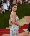 Kendall Jenner yang baru saja menghapus akun Instagramnya beberapa waktu lalu kembali hadir dengan berita baru. Kali ini terkait dengan kemerosotan karirnya lantaran berita soal operasi plastik. (AFP/Bintang.com)