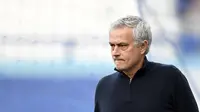 Pelatih Tottenham Jose Mourinho terlihat saat sesi pemanasan sebelum pertandingan melawan Everotn pada lanjutan Liga Inggris di Goodison Park di Liverpool, Inggris pada 16 April 2021. Tottenham memecat Jose Mourinho pada hari Senin setelah hanya 17 bulan melatih. (Peter Powell/Pool via AP, File)