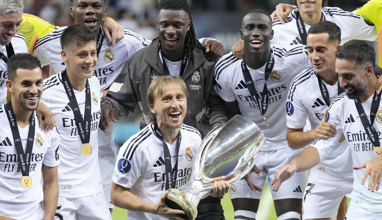 Gelandang asal Kroasia berusia 38 tahun, Luka Modric yang kini tengah menjalani musim ke-13 bersama Real Madrid tercatat menjadi pemain Real Madrid dengan jumlah trofi terbanyak hingga kini. Pemain yang didatangkan Los Blancos dari Tottenham Hotspur pada awal musim 2012/2013 dan hingga kini telah tampil dalam 535 laga bagi Real Madrid di semua kompetisi total telah mengoleksi 27 trofi, termasuk 4 trofi La Liga dan 6 trofi Liga Champions. (AP Photo/Darko Bandic)