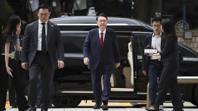 Mantan Presiden Yoon Suk Yeol ke Pengadilan Korea Selatan terkait surat penangkapan terhadapnya yang terbaru, Kamis (9/7/2025). (AP/Pool)