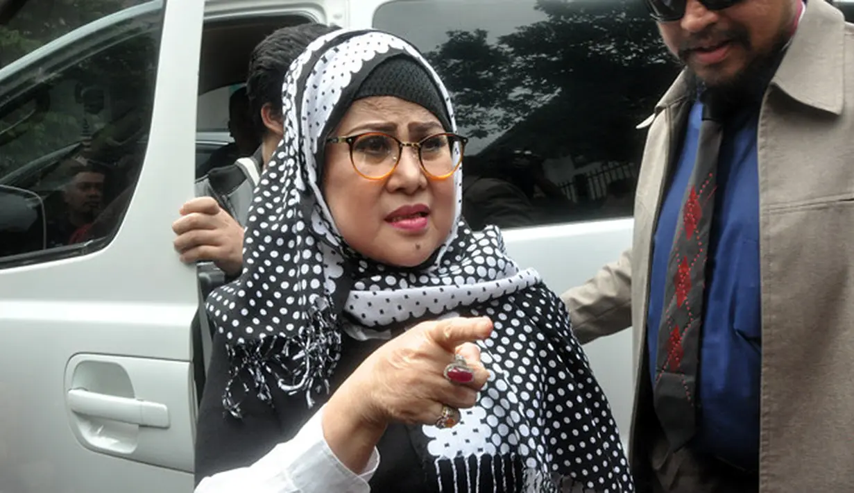 Elvy Sukaesih baru saja memenuhi panggilan polisi terkait terkait penyalahgunaan narkoba yang dilakukan oleh anak kandung dan mantunya yang hamil enam bulan. (Deki Prayoga/Bintang.com)