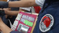 Polisi mengungkap praktik peredaran narkotika dengan modus yang tergolong baru, yaitu memasukkan sabu ke dalam kabel listrik. (Liputan6.com/Fira Syahrin)