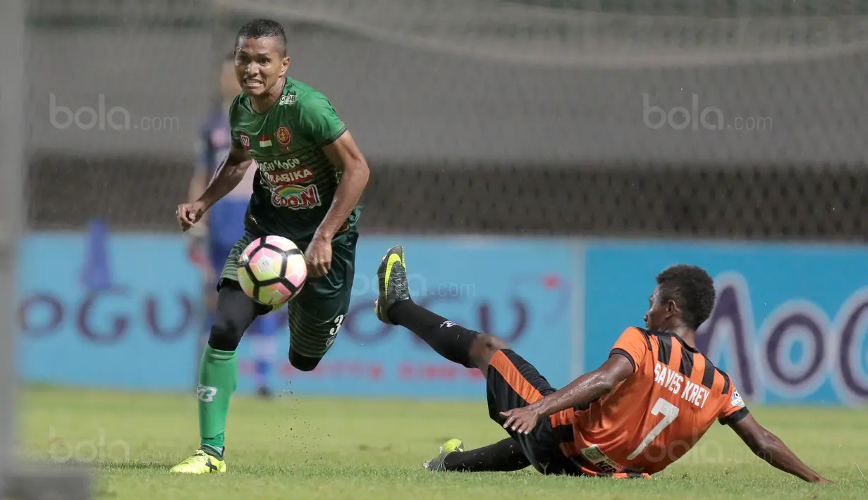 Pemain PS TNI, Abduh Lestaluhu (kiri) melewati adangan pemain Perseru Serui, Alba Serkadifat pada lanjutan Liga 1 2017 di Stadion Pakansari, Bogor (07/10/2017). PS TNI menang 2-1. (Bola.com/Nicklas Hanoatubun)