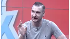 Dari sekian banyak artis asing tersebut yang paling menyita perhatian publik Indonesia adalah Jono Amstrong. Musisi ini baru saja hengkang dari Gugun Blues Shelter Band dan membentuk band baru: Simon Sensation.Selain itu tentu saja perceraiannya deng...