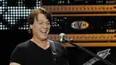Foto file 1 Juni 2012 ini menunjukkan gitaris Eddie Van Halen dari band Van Halen tampil di Los Angeles. Musisi Belanda-Amerika legendaris ini telah menjalani perawatan untuk kanker tenggorokan yang dideritanya. (Photo by Chris Pizzello/Invision/AP, file)