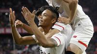 Ekspresi para pemain Sevilla merayakan gol Luis Muriel (bawah) saat melawan Barcelona pada laga La Liga Santander di Sanchez Pizjuan stadium, (31/3/2018). Barcelona bermain imbang 2-2 dengan Sevilla. (AP/Miguel Morenatti)