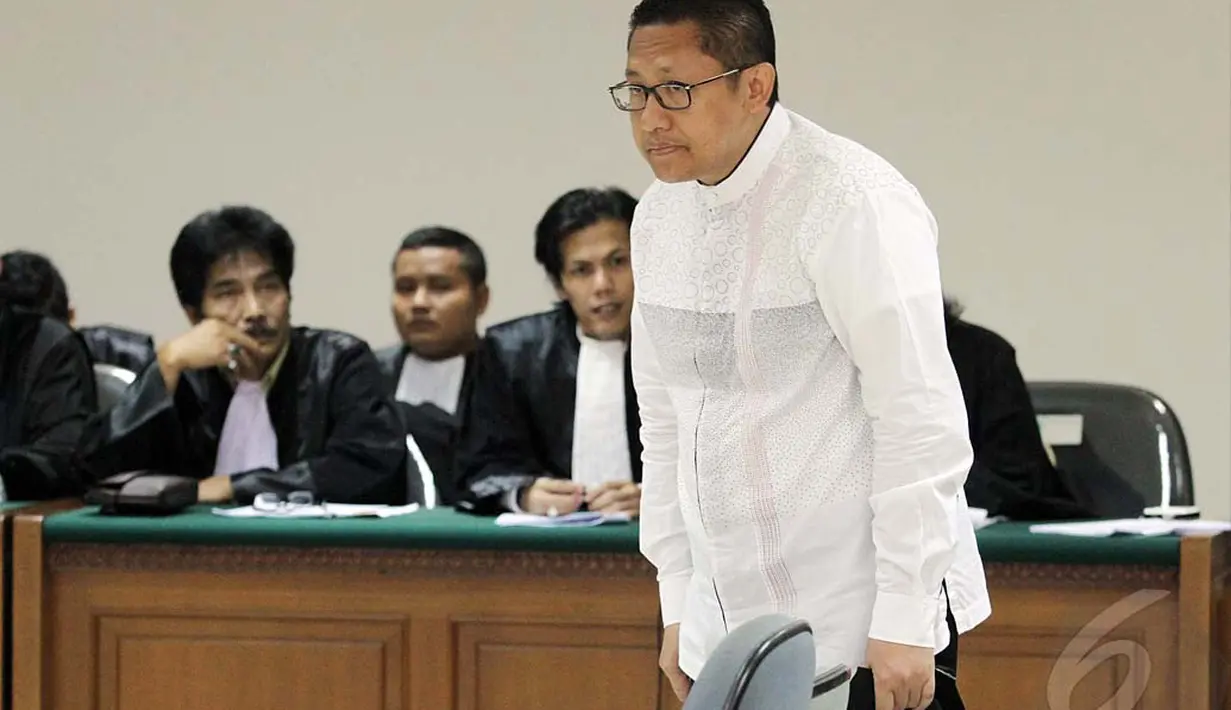  Anas Urbaningrum memberi salam penghormatan kepada Majelis Hakim saat sidang lanjutan di Pengadilan Tipikor, Jakarta, Jumat (6/6/2014) (Liputan6.com/Johan Tallo)
