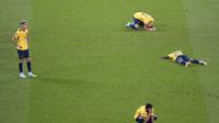 Para pemain Timnas Ekuador tertunduk lesu setelah tersingkir dari Piala Dunia 2022.&nbsp;(AP Photo/Aijaz Rahi).
