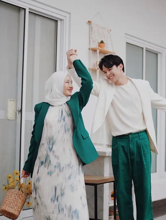 Melihat Dinda Hauw dan Rey Mbayang yang sangat romantis, tak heran jika netizen iri melihatnya [instagram/dindahauw]