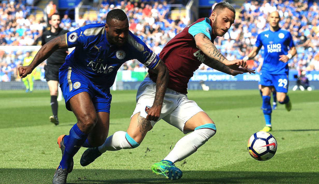 Pemain Leicester City, Wes Morgan (kiri) berebut bola dengan pemain West Ham United, Marko Arnautovic pada lanjutan Premier League di King Power Stadium, Leicester, (5/5/2018).  West Ham menang 2-0. (AFP/Lindsey Parnaby)