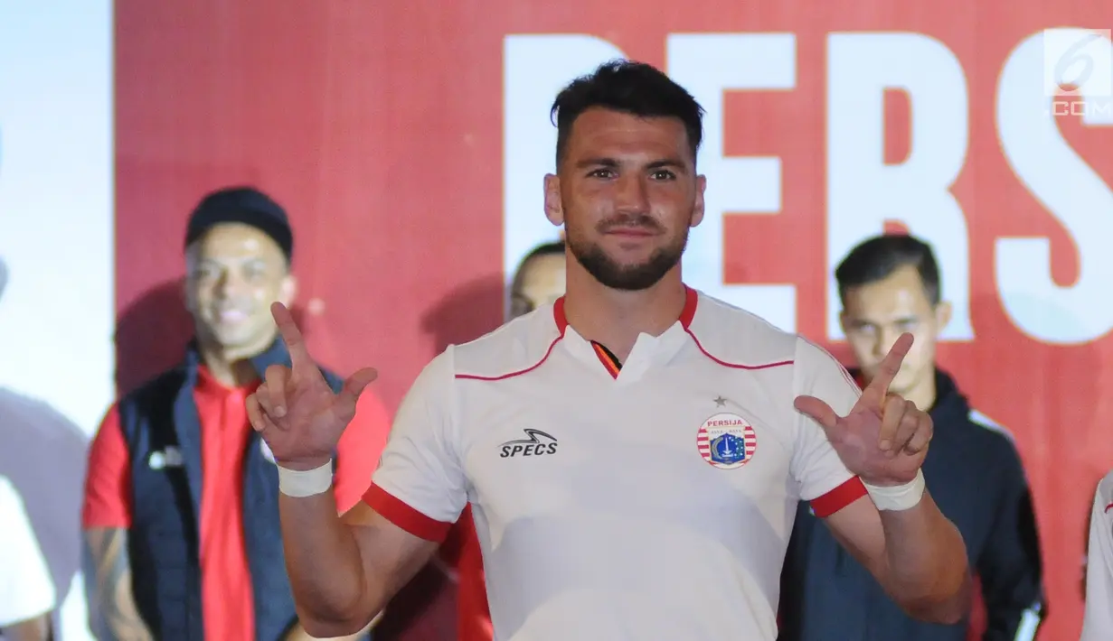 Pemain asing Persija asal Kroasia, Marko Simic memeragakan kaus tandang tim saat peluncuran di Jakarta, Jumat (2/2). Secara resmi, Persija memperkenalkan tiga model kaus yang akan digunakan pada musim 2018. (Liputan6.com/Helmi Fithriansyah)