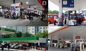 Petugas SPBU melayani pengisian BBM di SPBU Jakarta. Kenaikan harga BBM hari ini di SPBU Pertamina resmi berlaku. Bagaimana harga BBM di SPBU Shell, Vivo dan BP AKR?(Liputan6.com/AnggaYuniar)