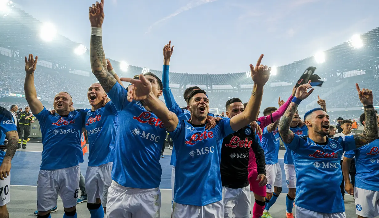 Usai meraih kemenangan, para pemain Napoli tak pergi dari stadion, melainkan berpesta dengan para penggemarnya pasca meraih Scudetto di pekan sebelumnya melawan Udinese.  (Alessandro Garofalo/LaPresse via AP)