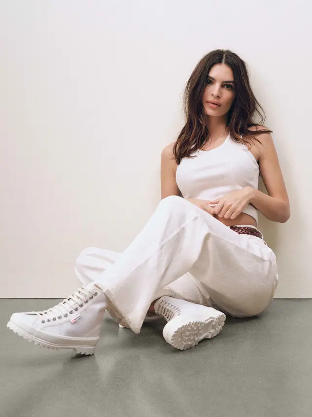 Sepatu Favorit Emily Ratajkowski yang Nyaman dan Stylish Hadir di Indonesia