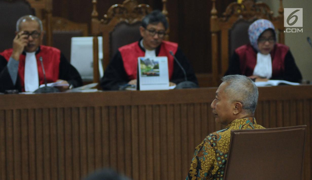 Mantan Dirjen Hubla Kemenhub, Antonius Tonny Budiono menyimak pembacaan dakwaan pada sidang perdana di Pengadilan Tipikor, Jakarta, Kamis (18/1). Sidang beragendakan pembacaan dakwaan oleh Jaksa Penuntut Umum. (Liputan6.com/Helmi Fithriansyah)