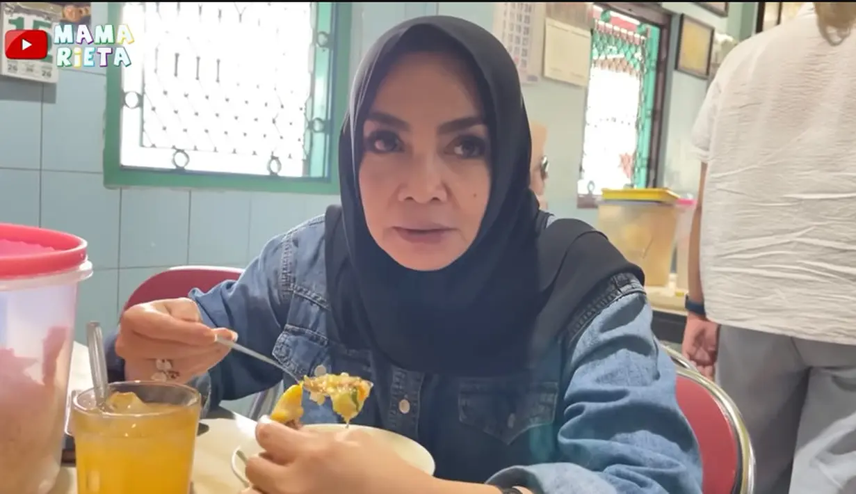 Tidak menunggu lama, ibu mertua Raffi Ahmad itu langsung berburu kuliner sebelum akhirnya menyeesaikan pekerjaannya. Mama Rieta mampir ke Warung Soto Kadipiro untuk mengisi perutnya. "Masih sama kayak dulu," kata Mama Rieta saat mencoba soto langganannya sejak SMP dan SMA. [Youtube/Mama Rieta]