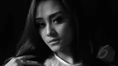 Salah satu personel Mahadewi, Annisa Nabila atau yang kerap disapa Nabel berkunjung ke Liputan6.com untuk melakukan sesi pemotretan, Jakarta, Kamis (21/5/2015). Gayanya yang supel membuat sesi pemotretan berlangsung akrab. (Liputan6.com/Faisal R Syam)