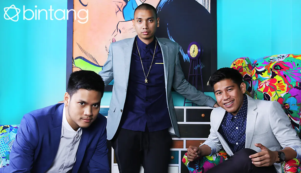 Paduan blazer dan kemeja menjadi andalan trio yang tengah disibukkan membuat album baru yang akan rilis tahun 2016 mendatang. (Fathan Rangkuti/Bintang.com)