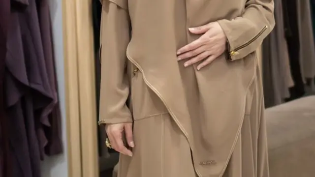Maia Estianty Kenakan abaya coklat dan cadar Jelang Umrah. [@maiaestiantyreal]