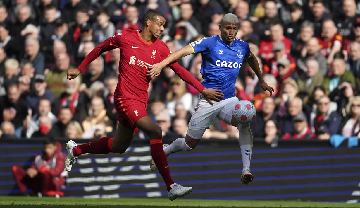 <p>Penyerang Everton, Richarlison berusaha melewati bek Liverpool, Joel Matip selama pertandingan lanjutan Liga Inggris di stadion Anfield di Liverpool, Inggris, Minggu (24/4/2022). Tambahan tiga poin membuat Liverpool tetap di posisi kedua dengan 79 poin dari 33 laga, selisih satu angka dari Man City di posisi pertama. (AP Photo/Jon Super)</p>